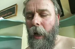વૃદ્ધ માણસ દ્વારા શિંગડા કિશોર