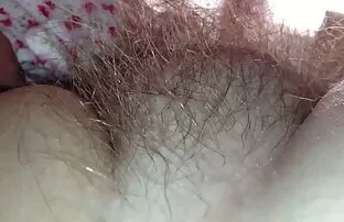 તેના નરમ ભરાવદાર વાળ ખૂંટો ઉપર બંધ થયા.