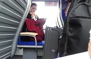 બ્લેક જેકેટ 1 માં સુંદર છોકરી ફ્લેશિંગ