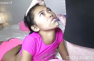 18 ચેરી તેના સુંદર મોંમાં સ્ટીકી ટોટી લે છે