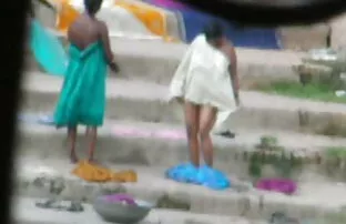 3 નદીમાં નહાતા ભારતીય આન્ટી