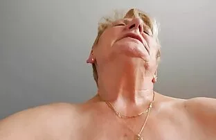 દાદી પતિ અને બડબડ ન કરવાનો પ્રયાસ કરે છે