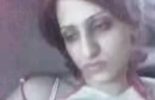 તે ચરબી અરેબ બિલાડી સાથે રમે છે