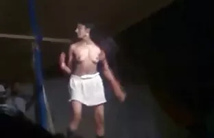 ભારતીય છોકરીઓ સ્ટ્રીપ ડાન્સ શો જાહેરમાં